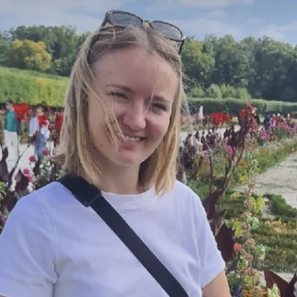 Sandra lächelt in einem blühenden Garten