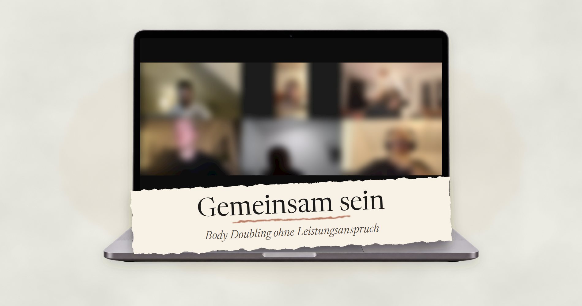 Laptop mit unscharfem Videoraster aus sechs Kacheln: Hände mit Teetasse, Buch, Strickzeug, Skizzenbuch, Gießkanne und Notizbuch. Darüber ein Papierstreifen mit „Gemeinsam sein – Body Doubling ohne Leistungsanspruch